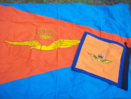 Nederlandse vlag Koninklijke Luchtmacht,zeer groot model bijna mint staat.