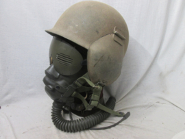 USAF FLAK M-3 helmet, with oxygen mask type A-14, leather flight helmet A-11, throat microphone and metal splitter google.Amerikaanse flak helm compleet met zuurstofmasker leren cap, keelmicrofoon and splitter bril. alles in TOP staat