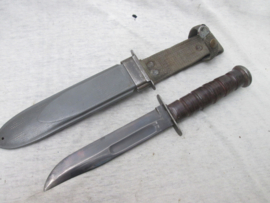 United States Navy commando dagger USN - MK2 - Camillius New- York. USN dolk mariniers gebruikt Mark 2 in originele schede. gebruikt b.v. in Okinawa. zeer nette en goede staat mooi gemarkeerd TOP stuk.