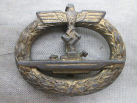 German Submarine war badge late war production. Duitse Kriegsmarine U-boot Kriegsabzeichen - Feinzink, late aanmaak geen maker zinken uitvoering. mooie aparte speld