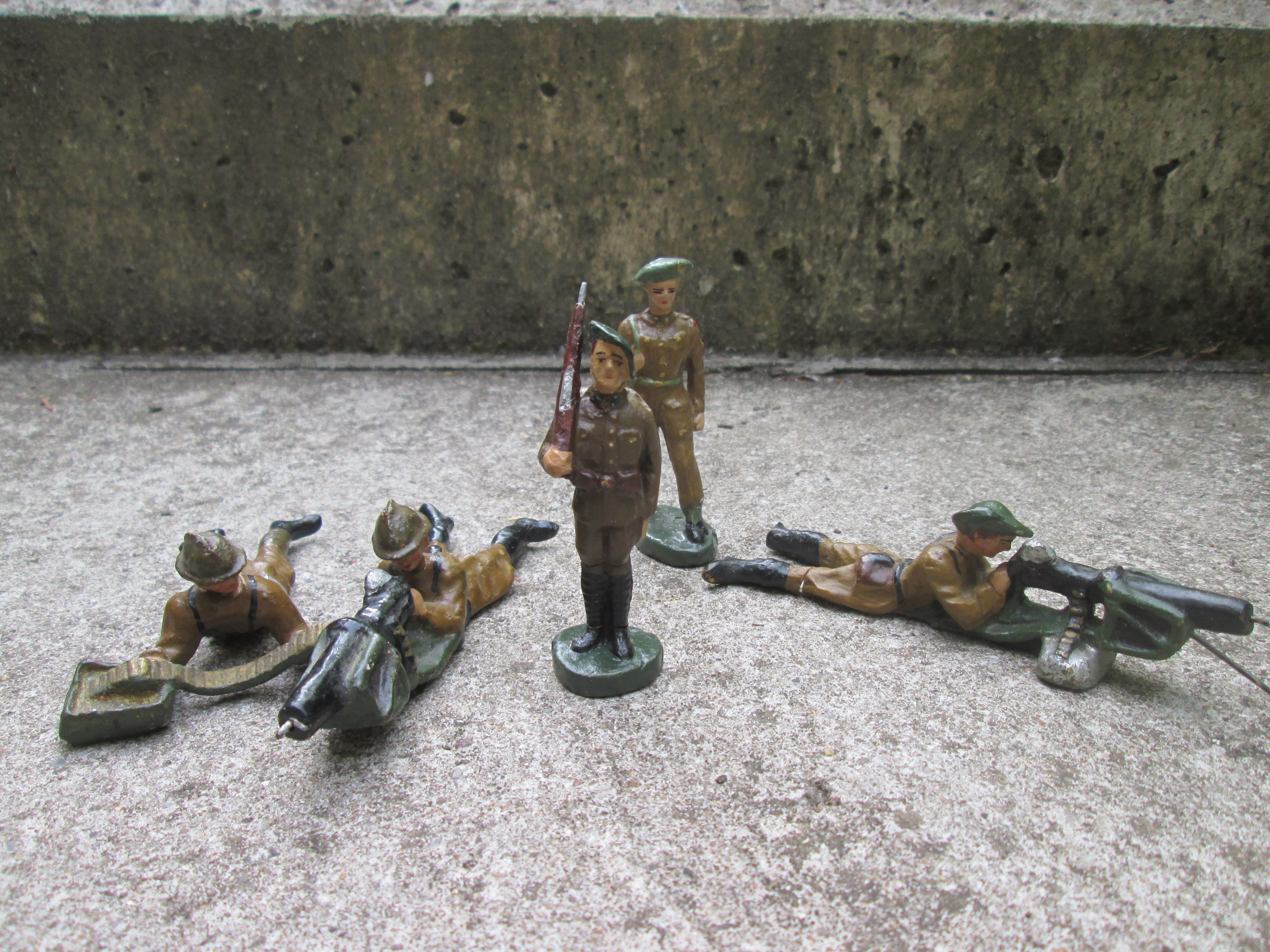 Set of 5 Belgium made toy soldiers Belgium army. 5 stuks Belgische soldaten FB,MB,NB. 3 Ardeense jagers met groene typische baret en 1 compleet mitrailleur groep met helm, zeer goede staat.