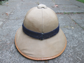 French police pithhelmet San-Tropez and Marseille. Franse tropenhelm van de Politie Zuid-Frankrijk Marseille, San-Tropez. deze versie met blauwe band zie je niet zo vaak bijzonder stuk