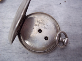 Frans zakhorloge, met sleutel, en gravering op de achterkant. HALTE QUI VIVE is het opschrift, zeer bijzonder stuk, helaas loopt het horloge niet meer.