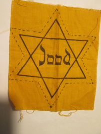 100% originele jodenster uit een inboedel. Deze wprd absoluut niet verkocht, wij handelen niet in dit soort zaken. wel vind ik het mooi dat ik zo een ding mag bezitten.