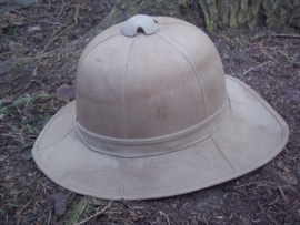 English pith helmet, nicely marked and dated 1942 Engelse tropenhelm, zeer strak model, met maker en datum en WD stempel War Department.