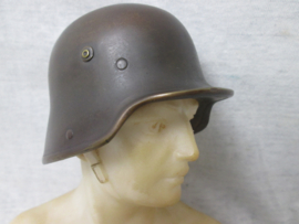 Marble statue German soldier albast with bronze helmet M16, signed SCHRIMPF. Albast beeldje met bronzen Duitse helm, hoog 18 cm, zeldzaam stuk.