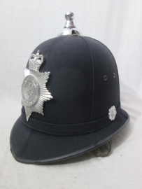 British Bobby helmet, Engelse politie helm Leicestershire Constabulary, apart embleem mooie helm.