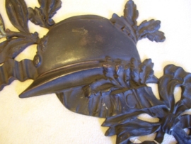 Bronze palm branch with French helmet, belongs to a gravestone. Bronzen palmtak van de Franse oudstrijdersbond voor op grafmonumenten