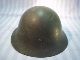 Dutch helmet M-1916 nicely marked CM- 1927. Nederlandse helm Model 1916, met CM stempel, 1 riemsleuf en datum 1927 perfecte staat CM- Centraal Magazijn. helm in een bijna MINT staat en in deze conditie nauwelijks nog te vinden zeldzaam dus.