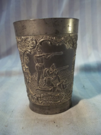 German pewter shooting price. Duits tinnen beker, met militaire afbeeldingen.