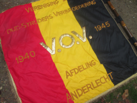 Belgische oudstrijders verenigings vlag van Anderlecht zeer goede staat compleet met metalen leeuw en bamboevlaggenstok.