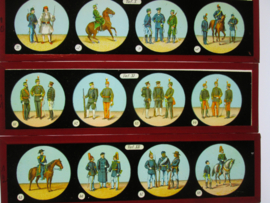 Magic lamp. Toverlantaarn in doos, met 12 (de complete serie BING militaire uniformen) glas plaatje met militaire afbeeldingen. Deze zijn vrij moeilijk te vinden. leuk geheel.