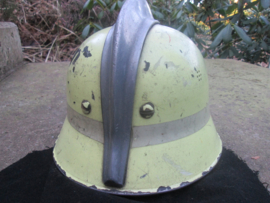 Dutch fire department helmet with front badge. Nederlandse brandweerhelm, naar Duits model fluoriserende verf, met koperen embleem, zoals ze gedragen werden door het Maastrichter Brandweerkorps in de jaren 50-60.