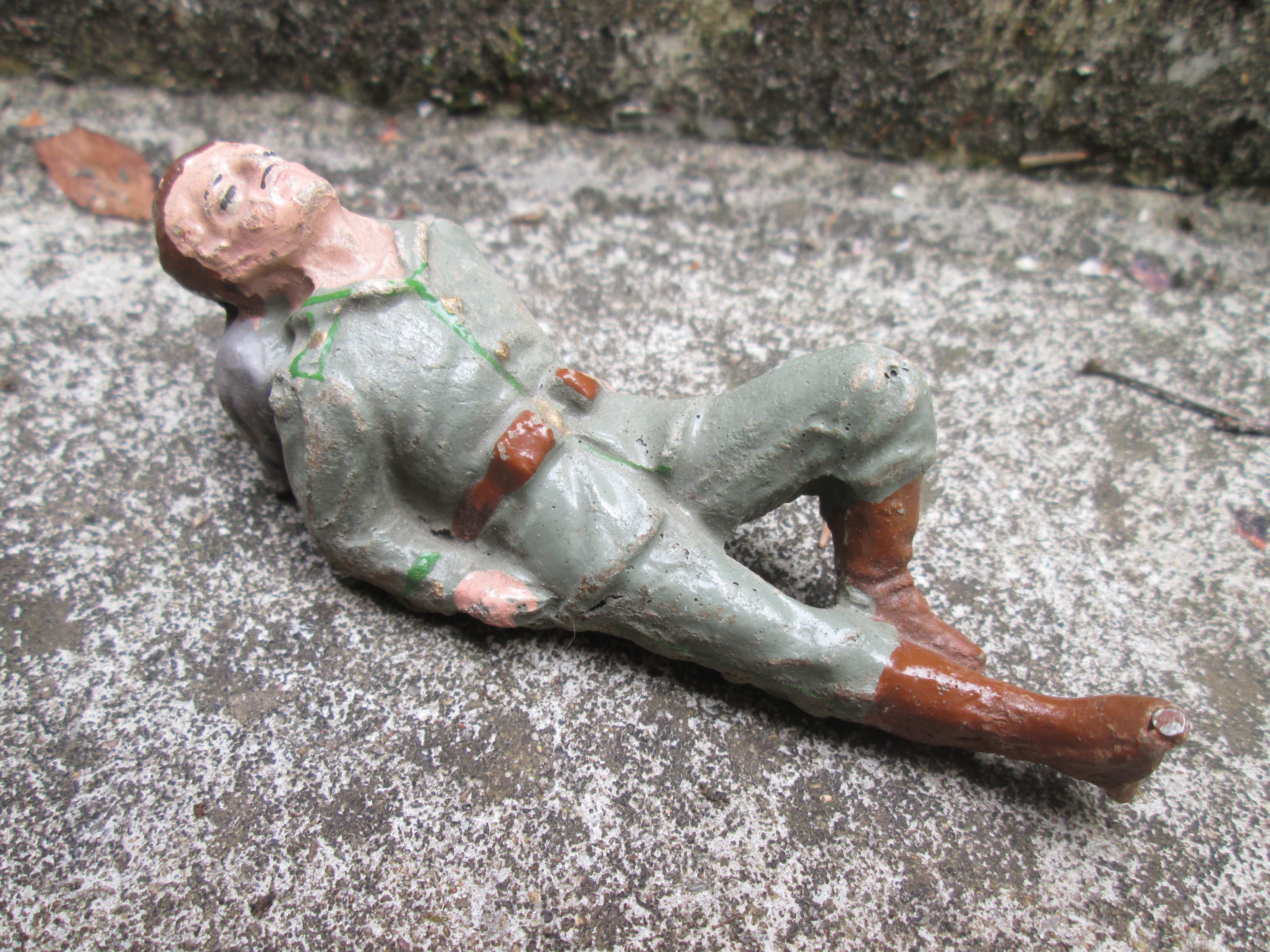 Set ELASTOLIN wounded German soldier with nurse, very rare, 10cm. old type toys. Elastolin Duitse soldaat gewond met verpleegster zeldzame set 10cm. vroeg speelgoed 1920.