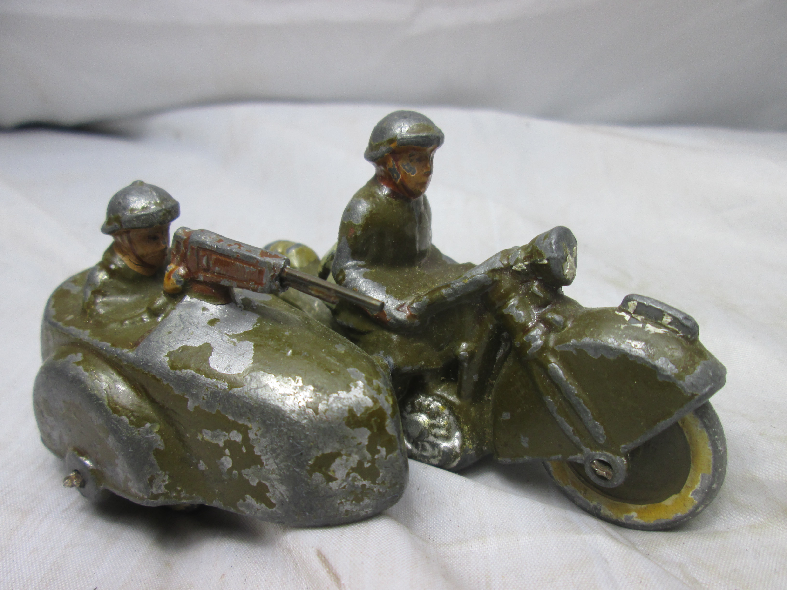 Aluminium motor with sidecar French army. Aluminium motor met zijspan met twee Franse militairen bijzonder stuk.