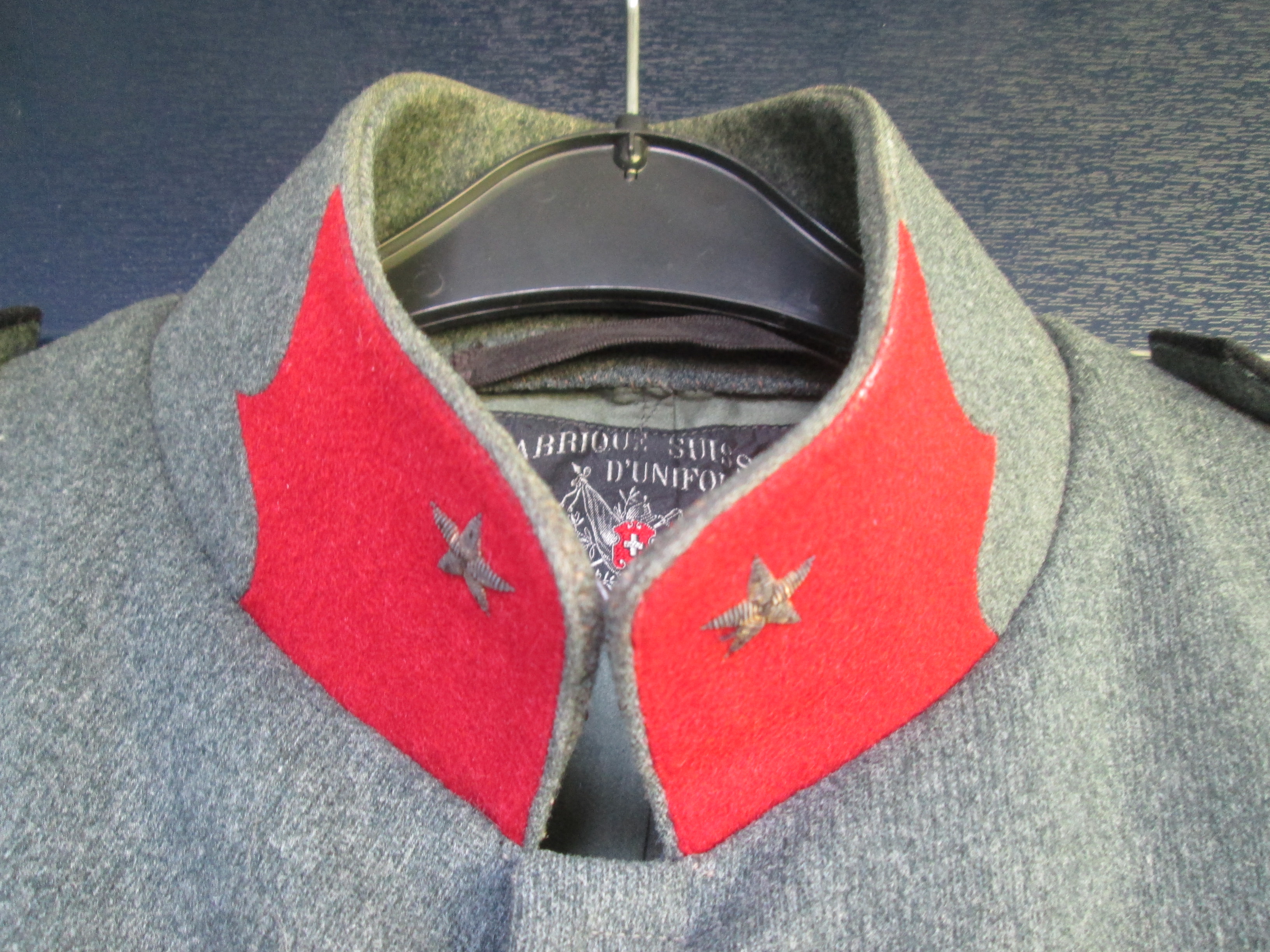 WW2 Swiss  Fielduniform officers complete with trousers in a nice condition. Zwitsers officiers uniform met broek in een nette kwaliteit artillerie veldgrijs uniform met leuk etiket.