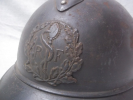 French helmet M-1915 of the Medical department. Franse helm casque adrianne model 1915 met embleem van de Militaire gezondheidszorg. in een zeer mooie staat met origineel binnenwerk, naam in helm gekrast, leer is gestempeld.