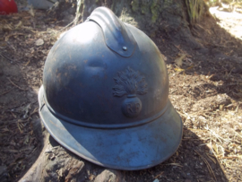 French helmet 1915 with infantry badge, and leather officers chinstrap. Franse helm M-15 met 1e model infanterie embleem en leren kinband  officiers model. mooie horizon blauwe kleur, Casque Adrianne.