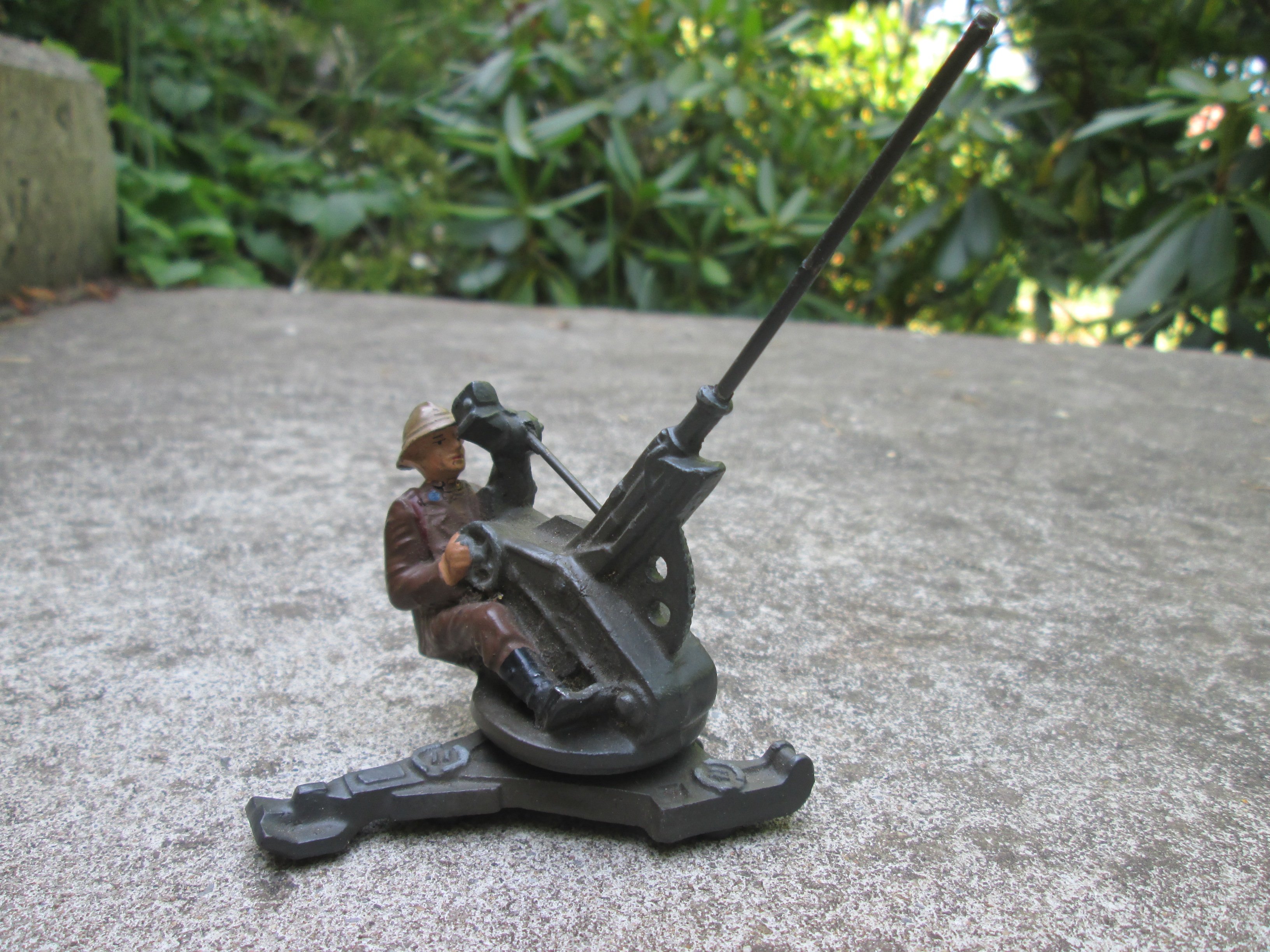 Very rare LINEOL soldier anti- aircraft gunner. Belgisch speelgoed soldaatje met luchtafweer, model draait. Zeer zeldzaam stuk, bijna mint staat.