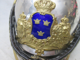 Swedish helmet model 1879, this helmet is 1928 pattern. Zweedse kurasssiershelm, officier met vuurverguld embleem en emaille . dit is de gemodificeerde model 1928. worden nu nog gedragen.
