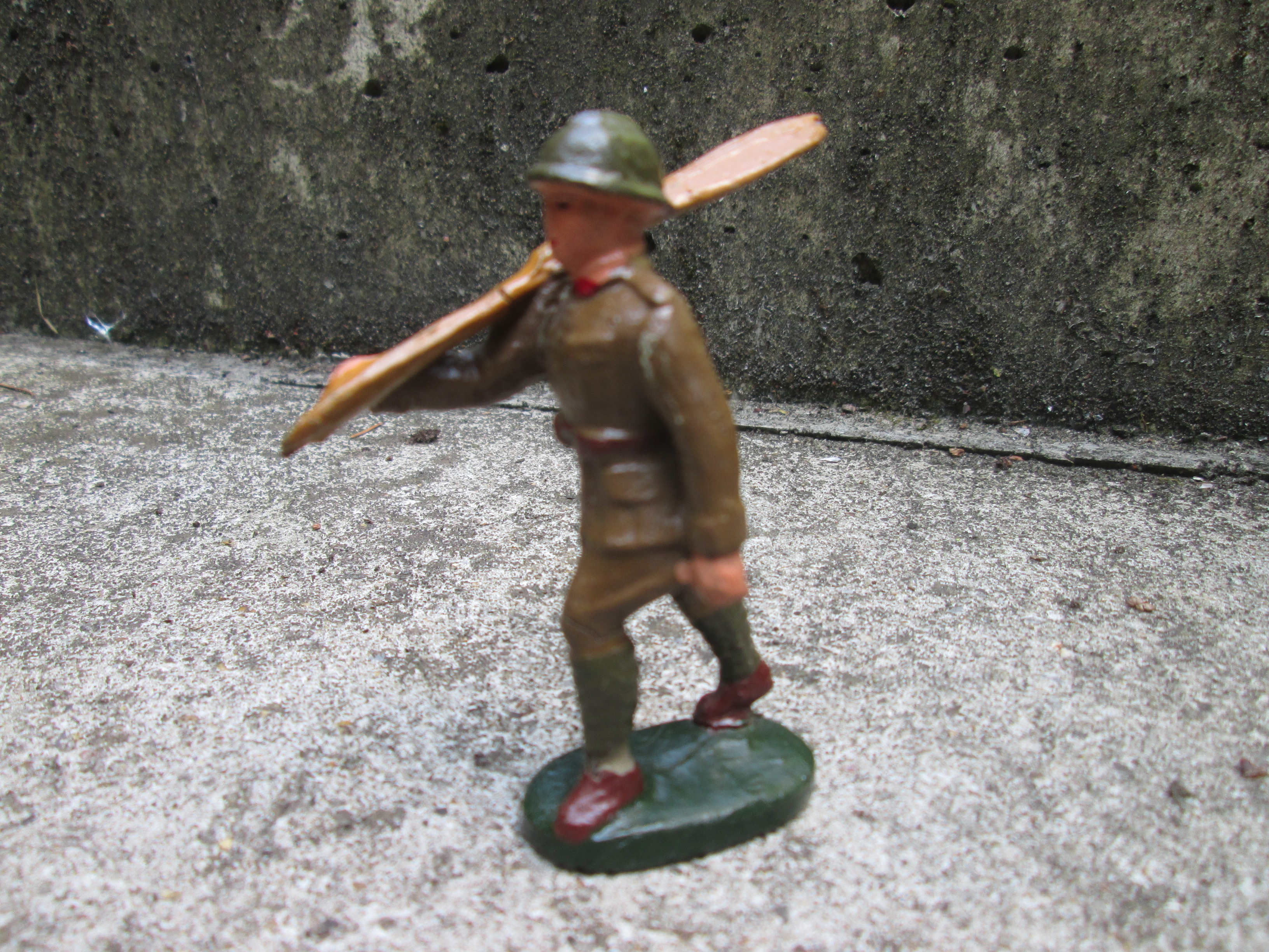 CLAIRON, made in Belgium, Belgium soldier with airplane propellor, moving arm. Belgische soldaat met propellor, bewegende arm. bijzonder stuk.