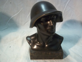 Statue of a Swiss soldier with helmet 1940, signed. . Buste van een Zwitserse soldaat  14 cm.