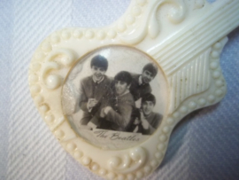 Draag speldje jaren 60 in de vorm van een gitaar met een foto van de BEATLES, mooi item uit die tijd apart.