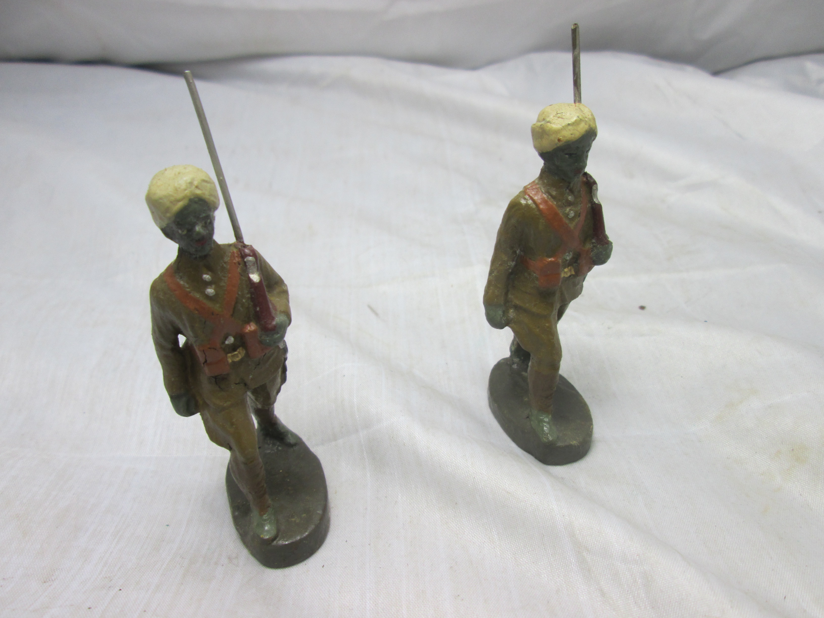 ELASTOLIN rare 2 Indian soldiers with turban. Elastolin 2 Indische soldaten met tulband vrij bijzonder.