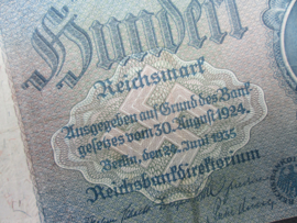 German Money 100 Reichsmark 1935. Duits bankbiljet van 100 Reichsmark, met hakenkruis.
