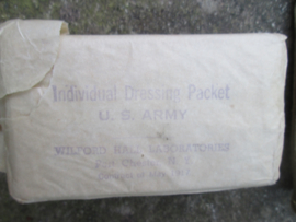 US- Army M-1910 First-Aid Pouch. with medical first aid training kit. nicely dated. Amerikaans tasje voor het nood verban in Mint staat MILLS 1918 gemarkeerd. met verbandpakje ook gedateerd. leuke set.
