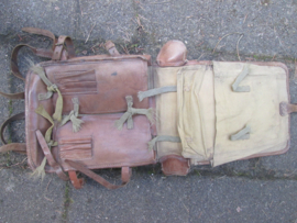Japanese army officers pattern leather backpack, in usedbut complete condition. Japanse leren rugzak, vroeg model, geheel compleet. bijzonder leuk stuk Japanse uitrusting.