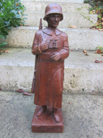 German wooden statue. handcraft. made by a german soldier who served on the Westwall in 1939-1940. Beeld Duitse soldaat, 40 cm, uit 1 stuk hout gemaakt, zeer decoratief. zeldzaam stuk.