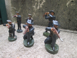 BELGIQUE 6 French soldiers chausseur Alpine. 6 Franse speelgoed soldaatje Alpine jagers met blauwe baret.