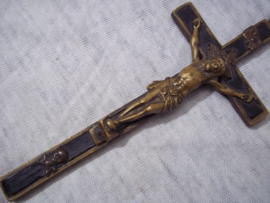 Draagbaar kruisbeeld, ebben hout, gedragen door priesters en aalmoezeniers rond 1850, 12cm zeer gedetailleerde korpus.