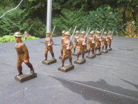 LINEOL British marching soldiers smaler size .13 Engelse marcherende soldaten goede staat kleiner model.