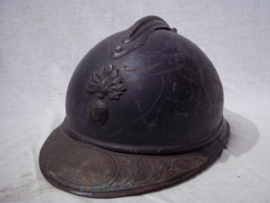 French helmet with Infantry badge and remembrance badge. Soldat de la Grande Guerre 1914-1918. Franse helm model 1915 met 1e model infanterie embleem en herinneringsplaat aan de grote oorlog.