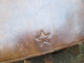 Japanese army officers pattern leather backpack, in usedbut complete condition. Japanse leren rugzak, vroeg model, geheel compleet. bijzonder leuk stuk Japanse uitrusting.