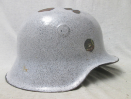 Duitse helm model 1942, Geëmailleerd, voormalig pispot, helaas zonder handvat. dit werd gedaan om oorlogsmateriaal nuttig te maken voor burgers. ( Kriegsschrot). bijzonder stuk.