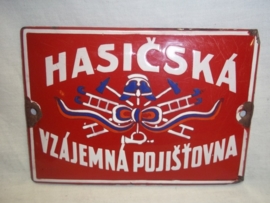 Croatian enamel small wallsign of a firestation. Geemailleerd deurpostbordje van een brandweerkazerne uit Kroatie.