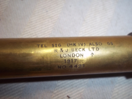 British telescope nicely marked;  Tel.  Sig. ( MK IV ) ALSO  GS  ---   R & J Beck Ltd.  London  1917  /I\  No  4421.  Engelse uitschuifbare kijker in leren hoes mooi zicht.