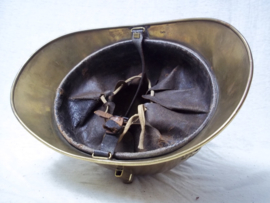 French fire helmet 1890, complete with innerliner. Franse brandweerhelm met binnenwerk en kinriem, grote maat. mooie complete helm welke je met binnenwerk nog maar weinig ziet.