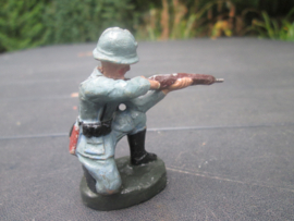 GJ Belgium French shooting soldier. Franse soldaat schiet knielend.