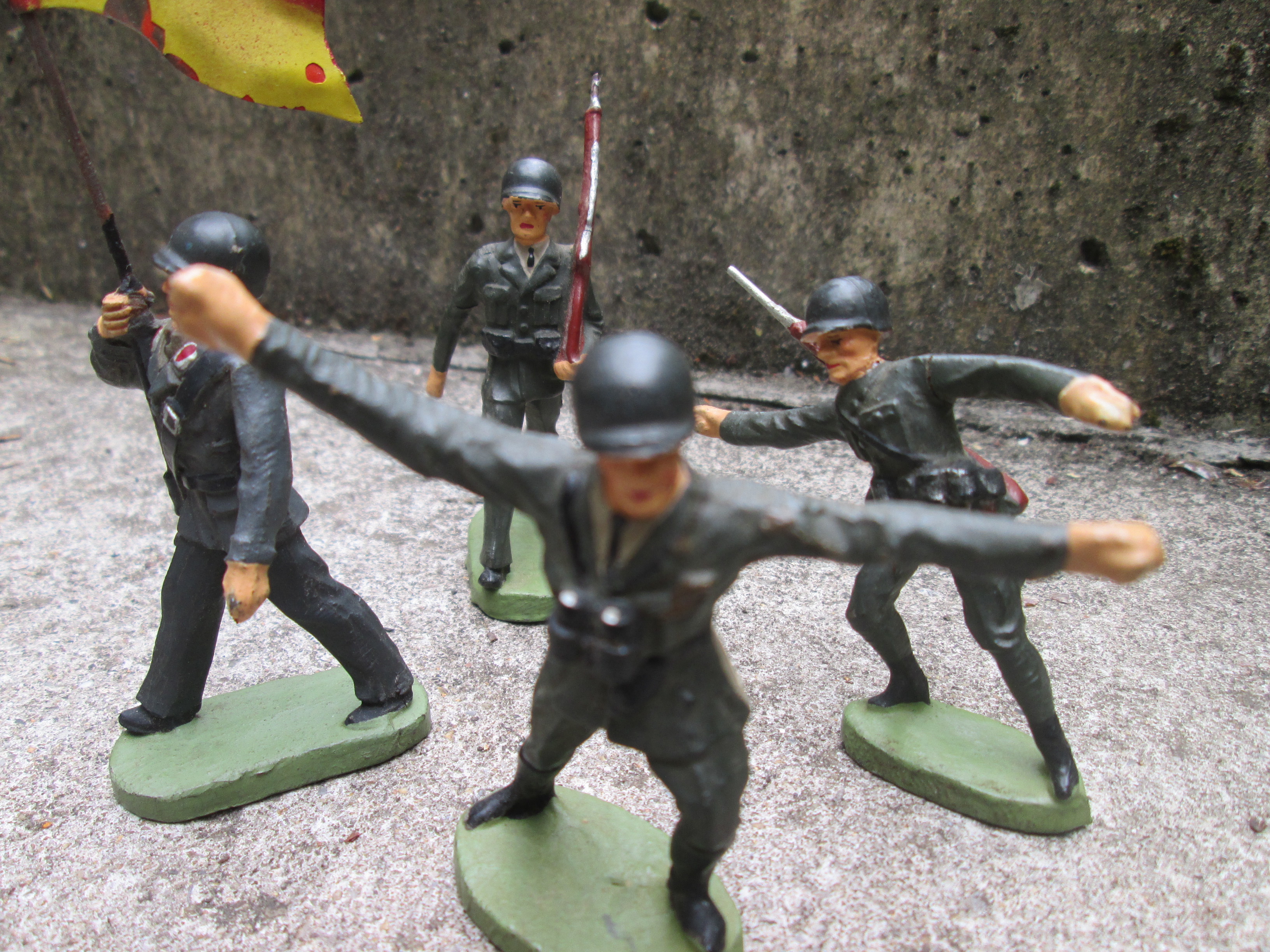 ELASTOLIN 4 German soldiers post war. Elastolin set van 4 Duitse soldaten van de Bundeswehr  met vlag.