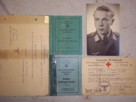 Grouping German papers of a NSFK member, very rare official red cross indentification card.Setje NSFK papieren, 2 ausweisen EK 2e klas papier en zeer apart het officiele Rode Kruis legitimatie conferentie v. Geneve.