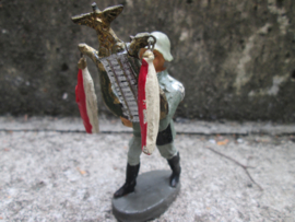 ELASTOLIN German soldier with lyra. Duitse soldaat met lyra goede staat WO2 met adelaar.