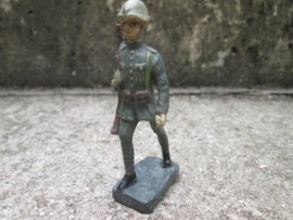 DURSO Dutch soldier, Nederlandse soldaat met geweer marcherend.
