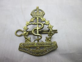 Royal Canadian Army Medical Corps cap badge. Canadees pet embllem van de Medische Dienst zeer nette staat. bijzonder stuk.