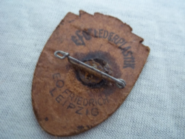 German tinnie, rally badge, Duitse tinnie NSKK Motorgruppe Hochland- Gruppenwettkämpfe 1939, gemaakt van leer, Lederplastik Leipzig. apart