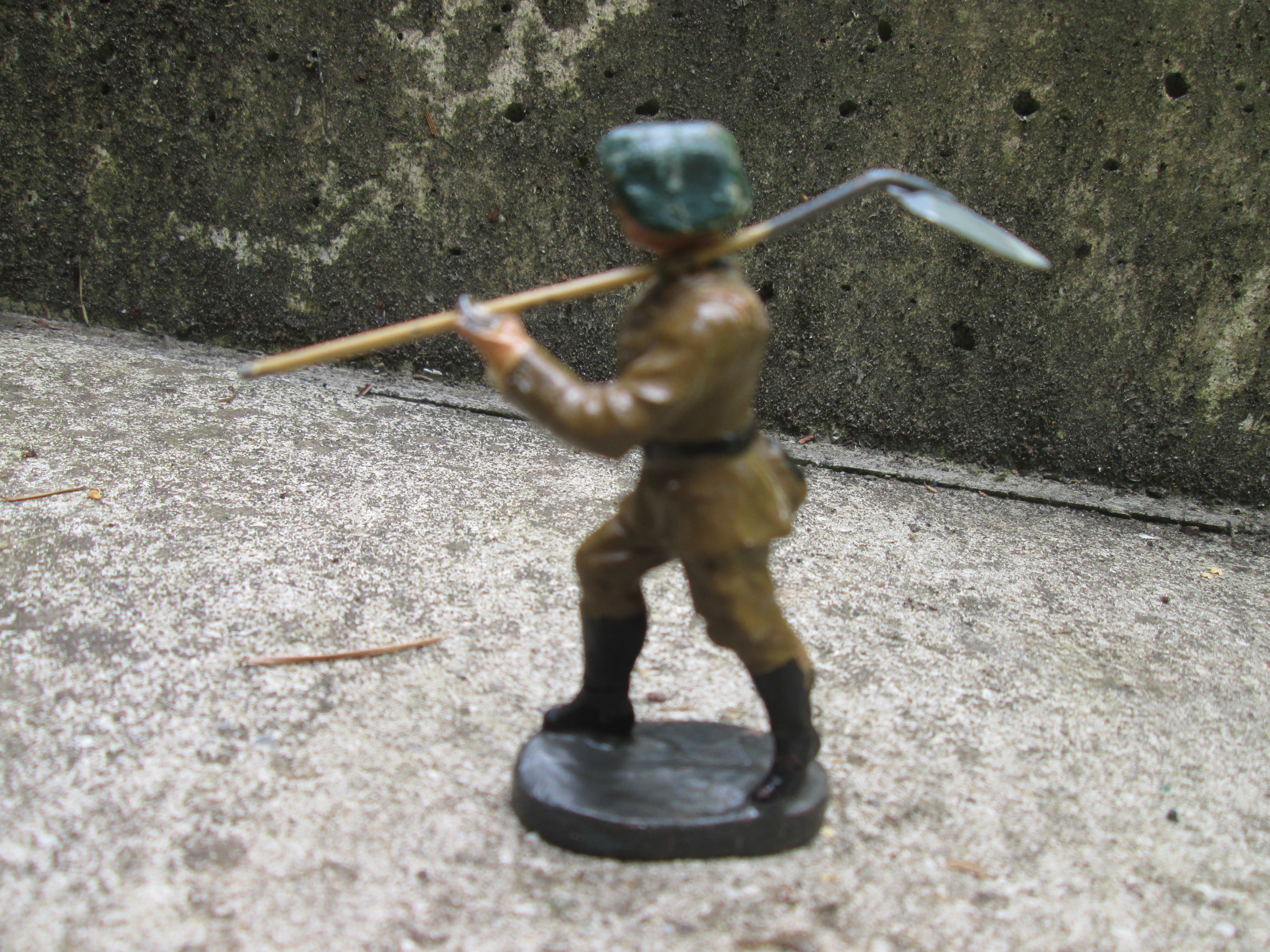 ELASTOLIN Belgium soldier chasseur Ardenne. Belgische Ardense jager met schop