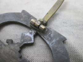 German Submarine war badge late war production. Duitse Kriegsmarine U-boot Kriegsabzeichen - Feinzink, late aanmaak geen maker zinken uitvoering. mooie aparte speld